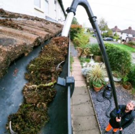 10 Signs You Need to Have Your Gutters Cleaned
